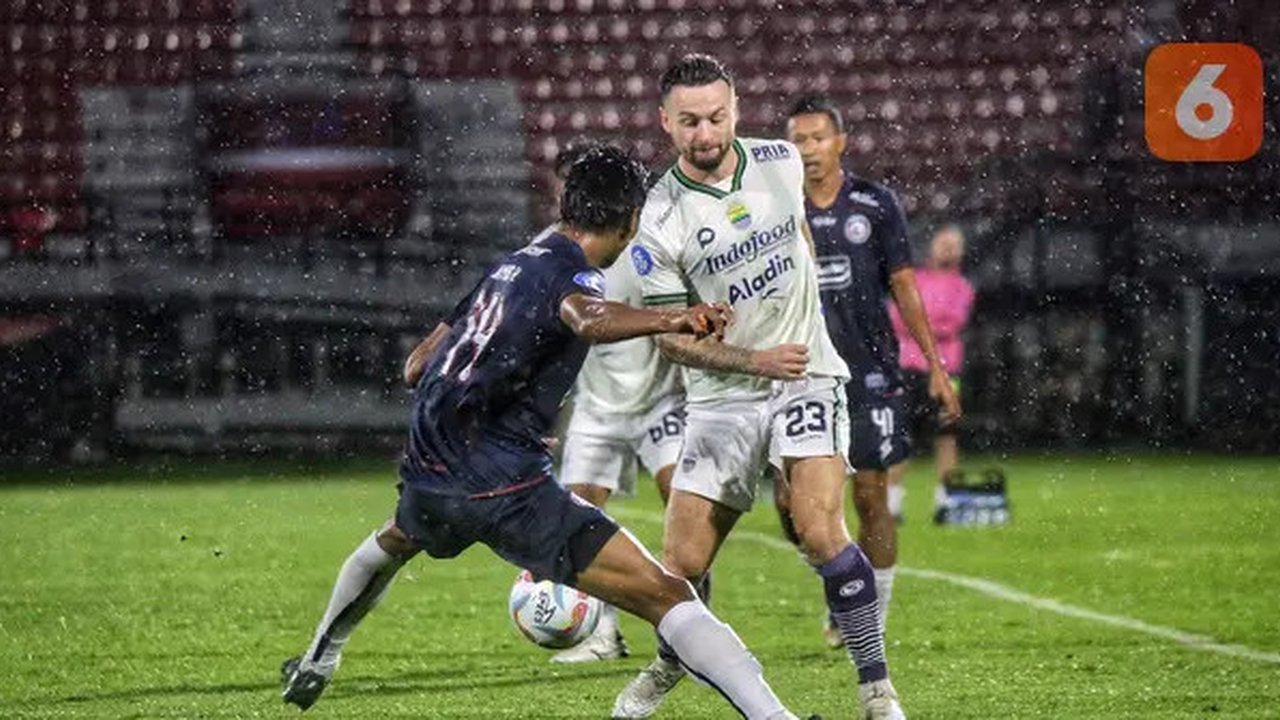 Pemain Persib Bandung, Marc Klok (kanan), berusaha melewati hadangan pemain Arema FC, Jayus Hariono (kiri) dalam pertandingan pekan kedua BRI Liga 1 2023/2024 yang berlangsung di Stadion Kapt