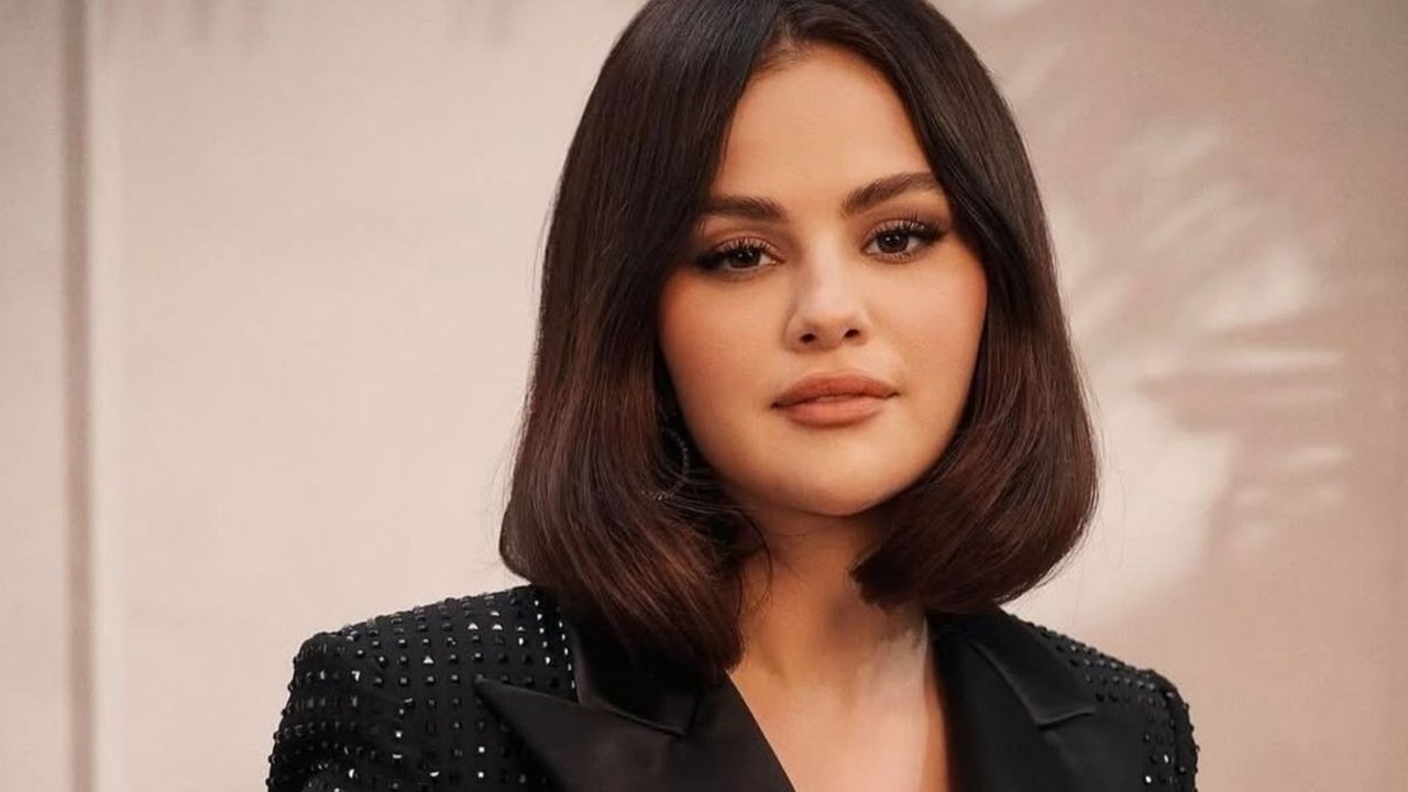 Penyanyi Selena Gomez menandai malam Tahun Baru dengan serangkaian foto dan video dirinya bersama tunangannya Benny Blanco.Ditulis laman People, Selasa ...