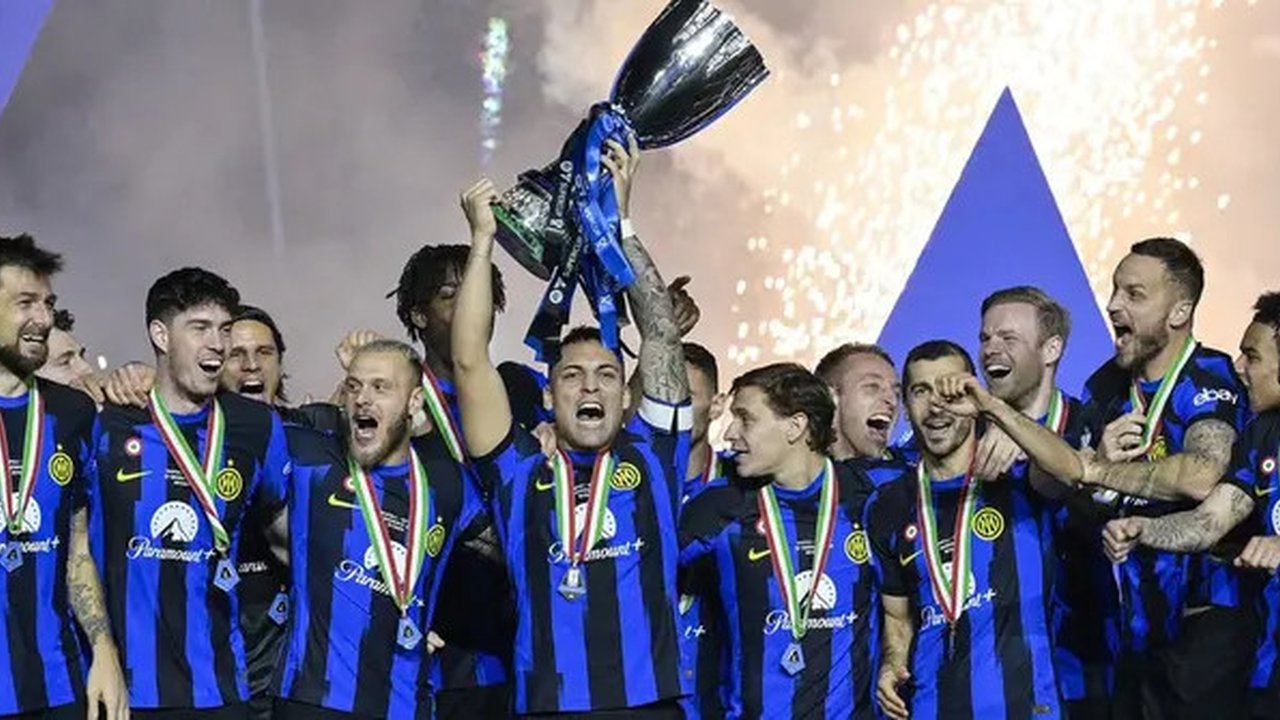 Pemain Inter Milan, Lautaro Martinez, mengangkat trofi setelah menjuarai Supercoppa Italia di Stadion Al-Awwal Park, Riyadh, Selasa (23/1/2024). Inter Milan menang dengan skor tipis 1-0. (Alf