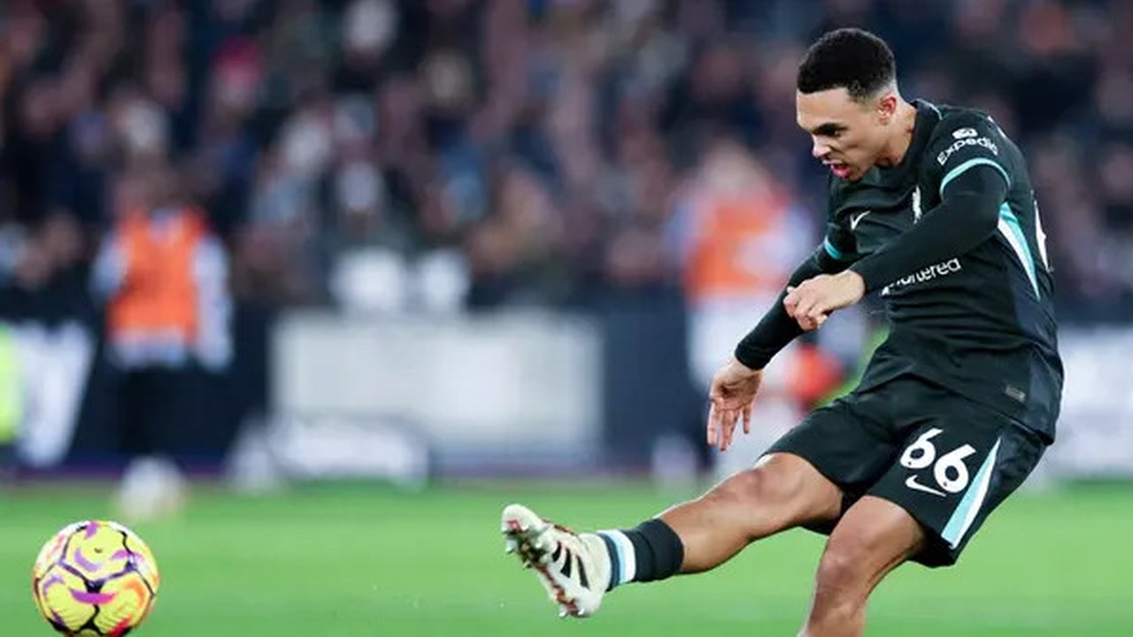 Pada paruh kedua, giliran Trent Alexander-Arnold dan Diogo Jota yang menjebol gawang West Ham. (AFP/Adrian Dennis)