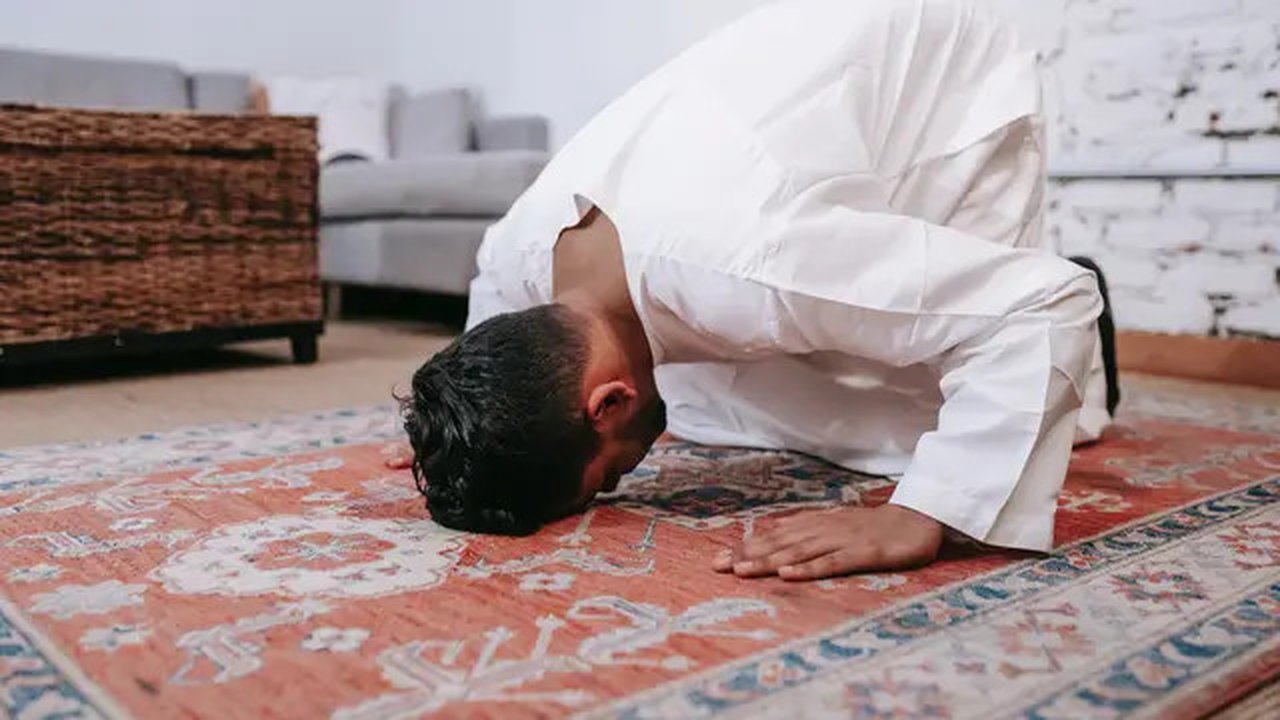 Ilustrasi sholat di rumah. Photo by Michael Burrows: