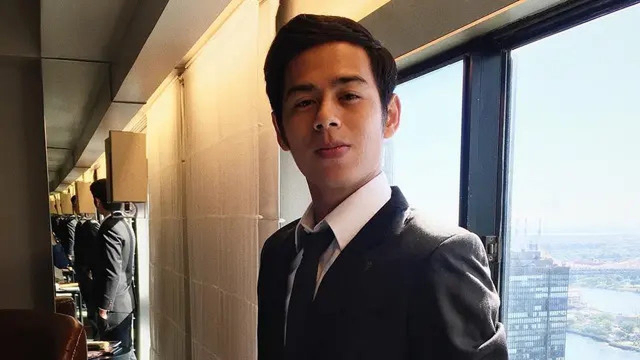 Potret anak Dewi Yull, Surya Sahetapy, jadi lulusan terbaik. (Sumber: Instagram/@suryasahetapy)