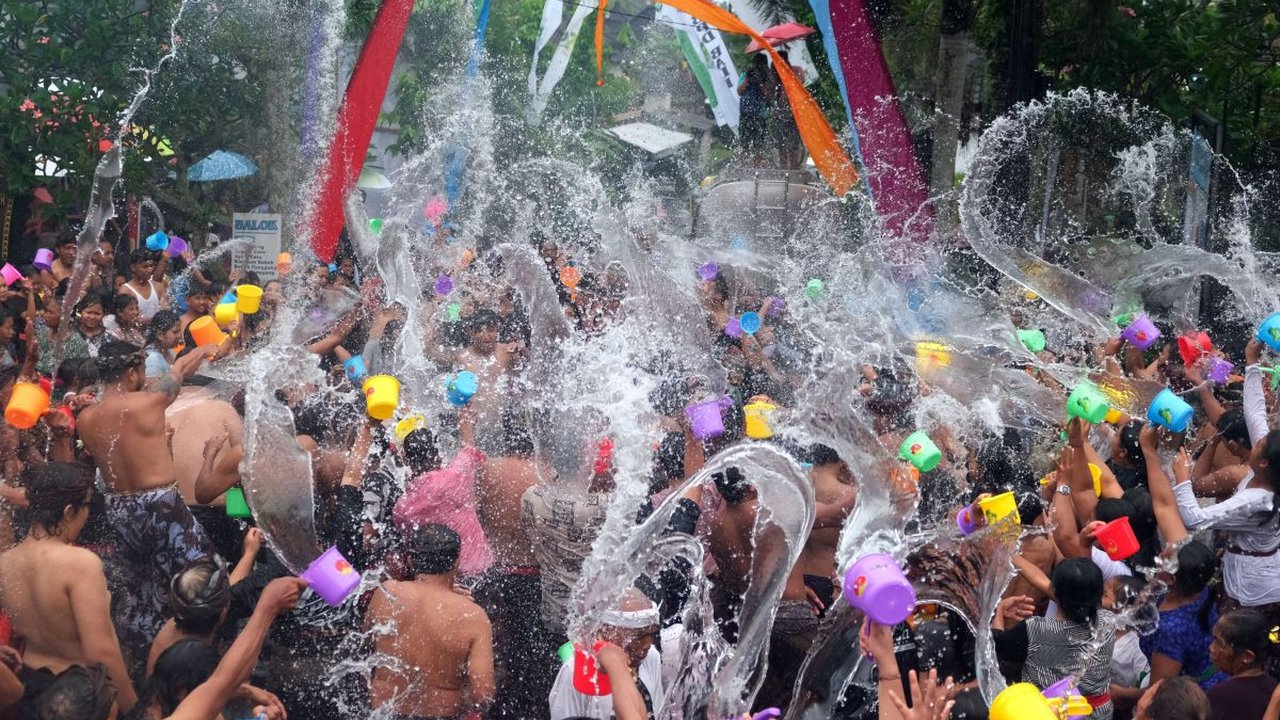 Tradisi perang air Suwat di Bali. Warga saling menyiramkan air saat Tradisi Perang Air pada Festival Air Suwat (FAS) ke-10 di Desa Suwat, Gianyar, Bali, ...