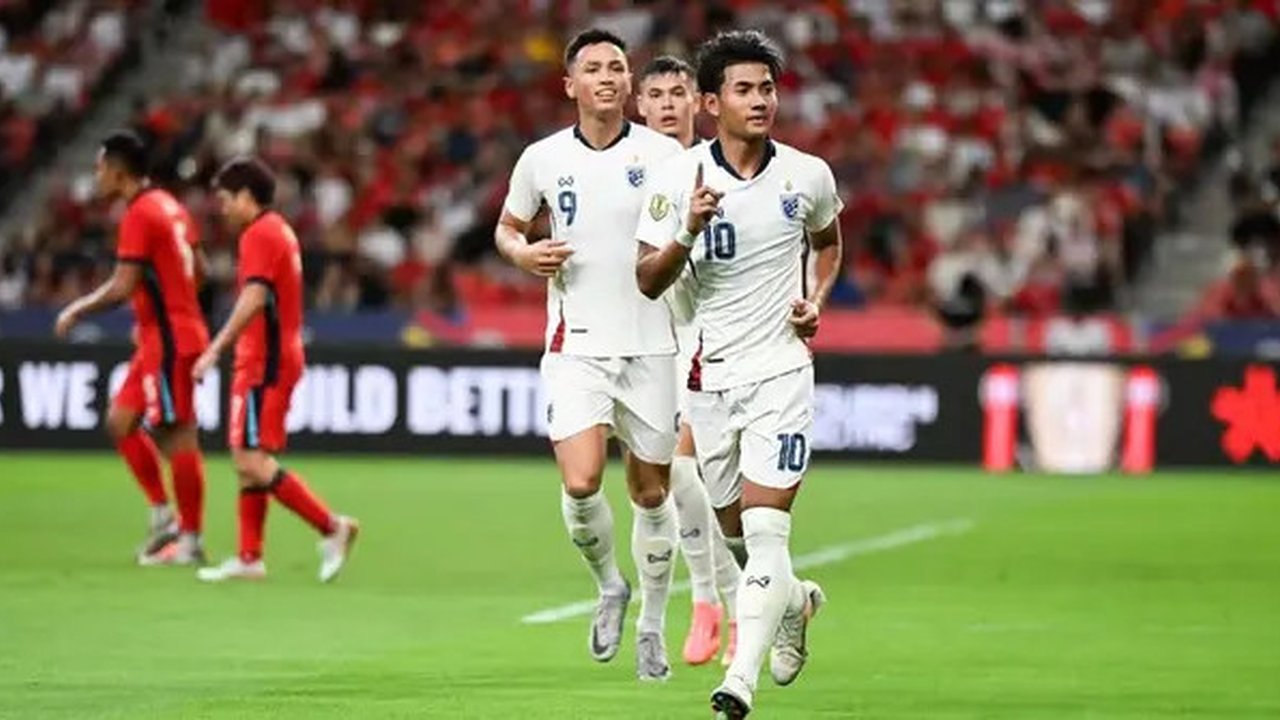 Pemain Timnas Thailand, Patrik Gustavsson (9) dan Suphanat Mueanta (10), dalam pertandingan melawan Singapura di penyisihan Grup A Piala AFF 2024 di National Stadium, Singapura (