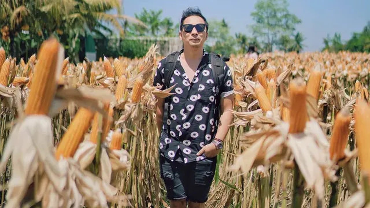 Ringgo Agus Rahman foto di ladang jagung di bagian belakang Kopi Klotok, Yogyakarta. (dok. Instagram @ringgoagus/https://www.instagram.com/p/B4jkcRigPDp/)