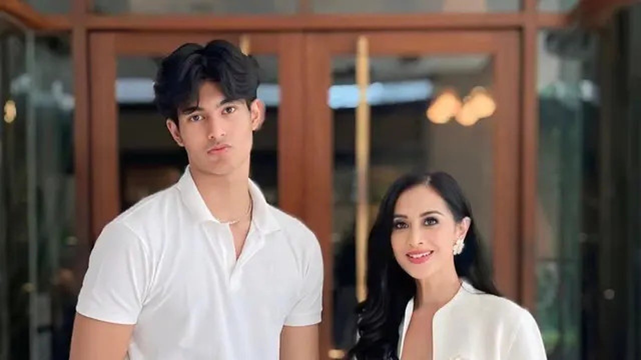 Diah Permatasari berbagi sejumlah momen saat anaknya, Marciano Nicholas, tiba di Jakarta. Netizen menilai keduanya seperti kakak dan adik saking akrab. (Foto: Dok. Instagram @dps_diahperma