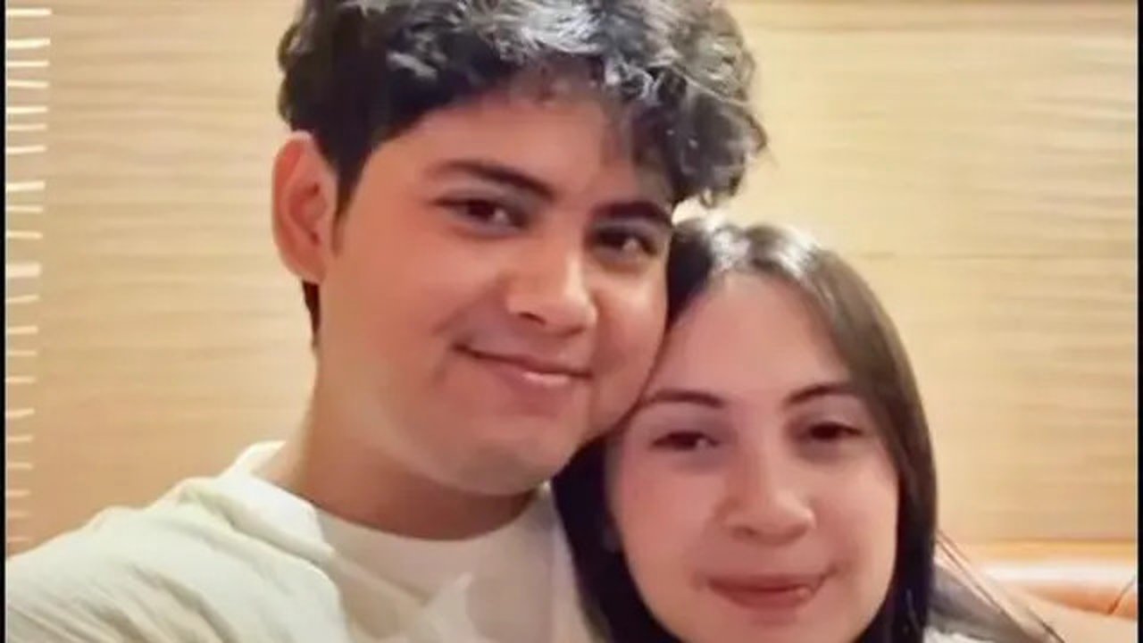 Kedekatan Richelle dan Aliando siaran langsung bersama (dok Instagram @itsmeyayasyrf/https://www.instagram.com/itsmeyayasyrf_?igsh=Z21jN2licm1rZmgw/Maheza Nurmiagita)