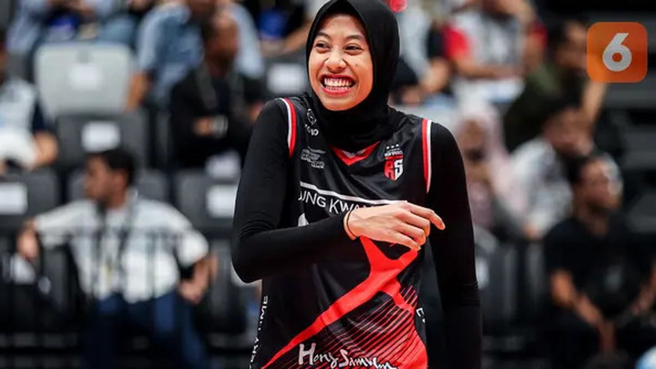 Pemain Red Sparks, Megawati Hangestri tersenyum saat menghadapi tim putri Indonesia All Star pada laga ekshibisi bola voli fun volleyball di Indonesia Arena, Senayan, Jakarta, Sabtu (20/4/
