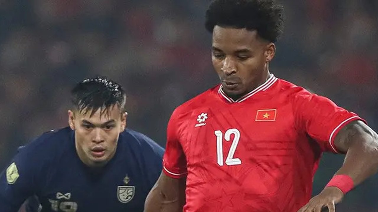 Striker Vietnam Nguyen Xuan Son menghadapi Thailand pada leg pertama final Piala AFF 2024. (X Asean United FC)