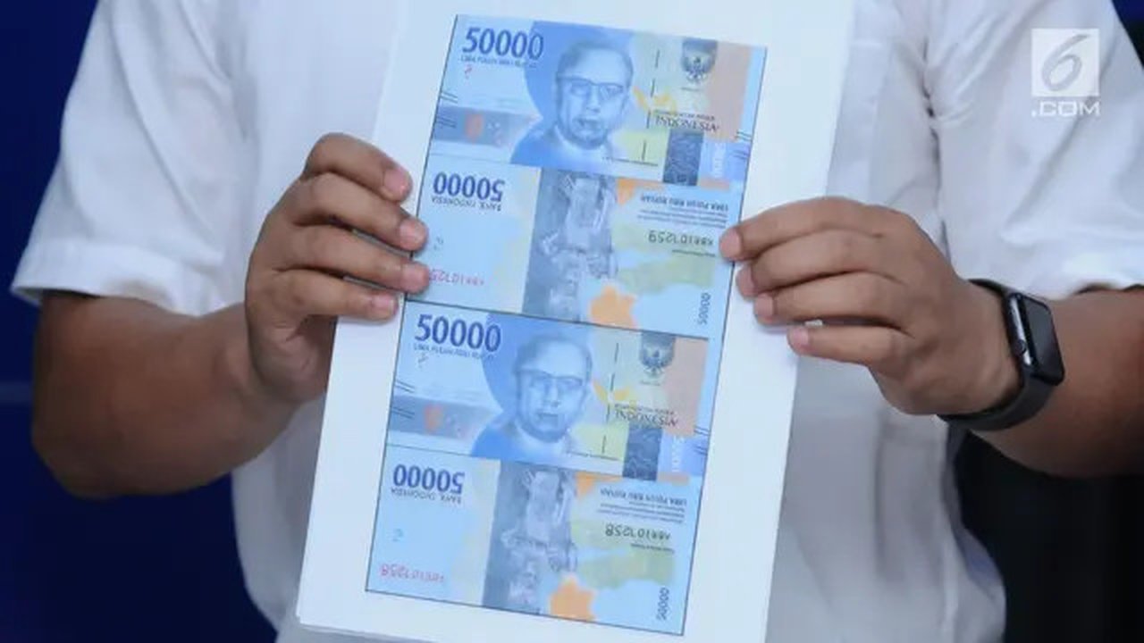 Petugas menunjukkan hasil cetak uang palsu Rp 50.000,- emisi 2016 saat rilis di Bareskrim Mabes Polri, Jakarta, Senin (29/1). Dirtidpid Ekonomi dan Khusus Bareskrim Polri menangkap empat ters