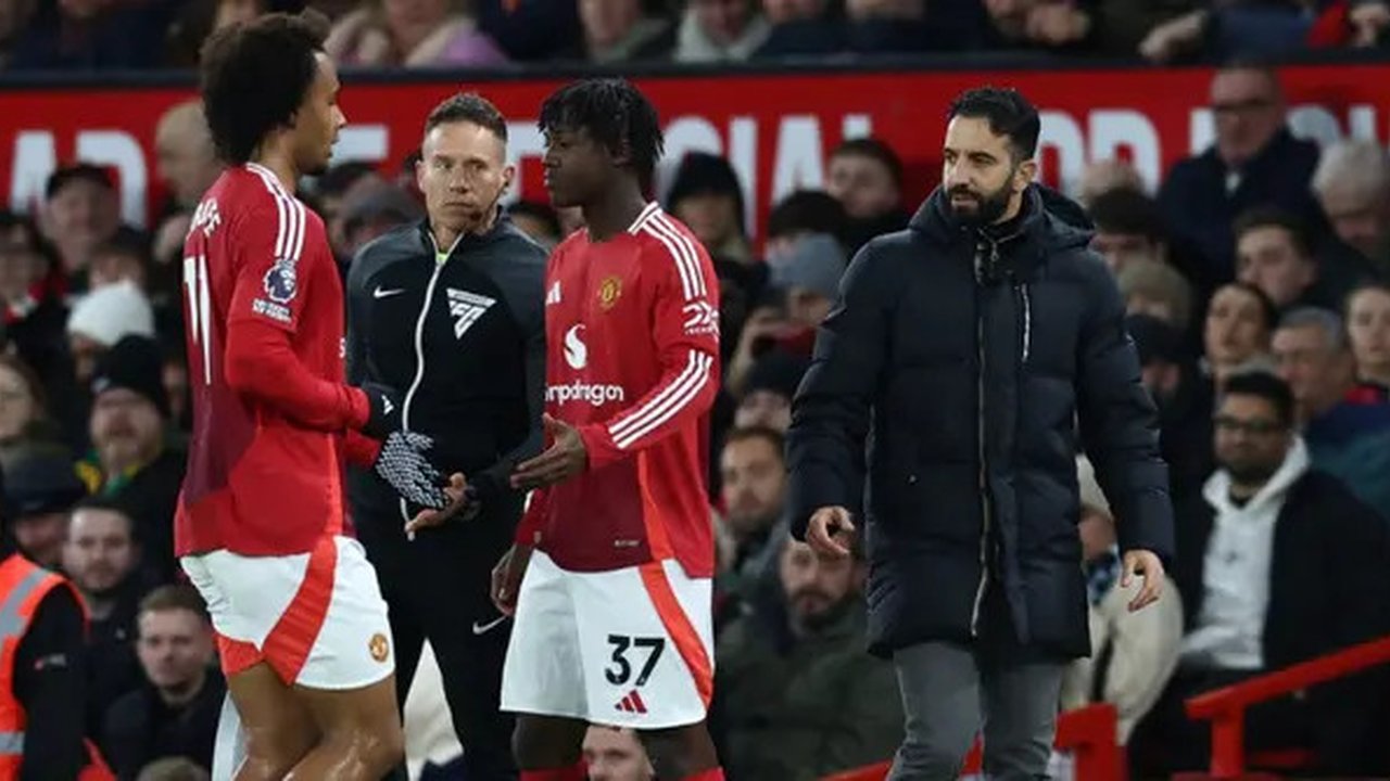 Pelatih Manchester United asal Portugal, Ruben Amorim (kanan), menyaksikan penyerang Manchester United asal Belanda #11, Joshua Zirkzee (kiri), meninggalkan lapangan setelah digantikan ole