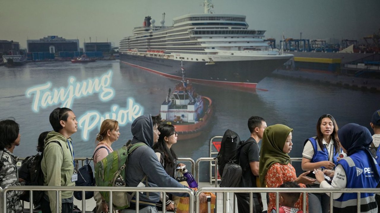PT Pelayaran Nasional Indonesia (PELNI) Cabang Jakarta memprediksi puncak arus balik libur Natal dan Tahun Baru 2025 di Pelabuhan Tanjung Priok Jakarta Utara ...