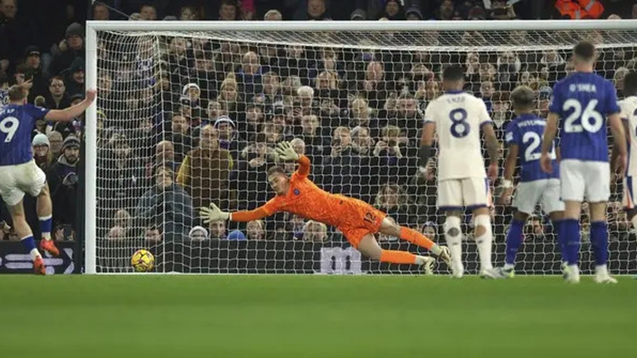 Liam Delap dari Ipswich Town mencetak gol melawan Chelsea di Portman Road pada Selasa, 31 Desember 2024.