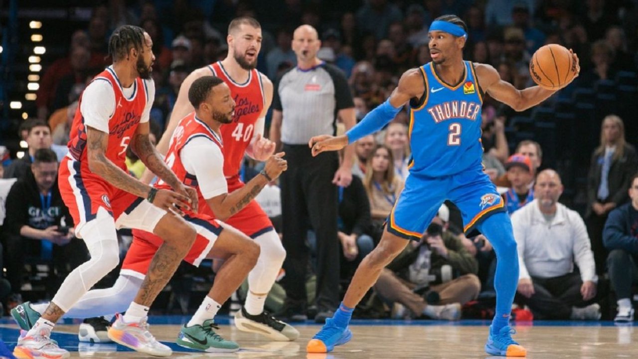 Oklahoma City Thunder meraih kemenangan beruntun terpanjang dalam sejarah klub, yakni yang ke-13 kali berturut-turut dalam musim reguler, saat mereka ...