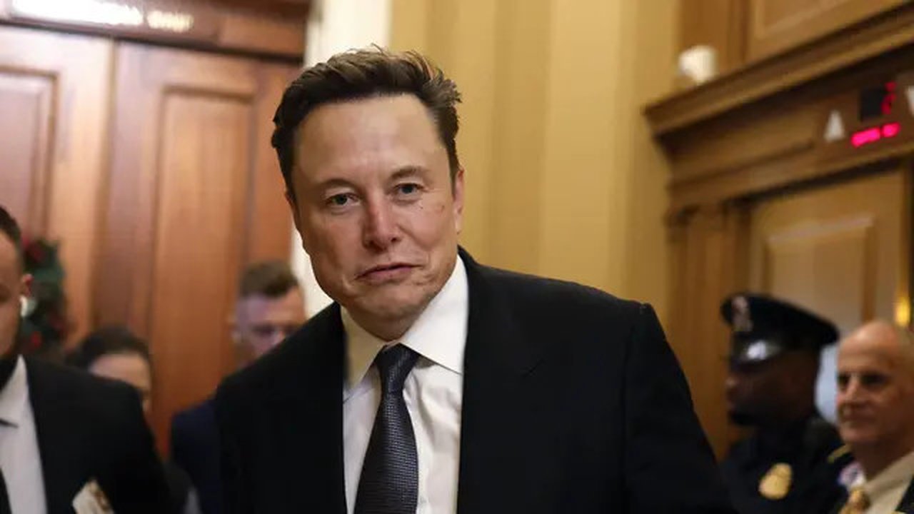 Elon Musk, CEO Tesla, Wakil Ketua Departemen Efisiensi Pemerintah (DOGE) yang baru diumumkan, tiba di Capitol Hill bersama putranya pada 05 Desember 2024 di Washington, DC. (Dok: Anna