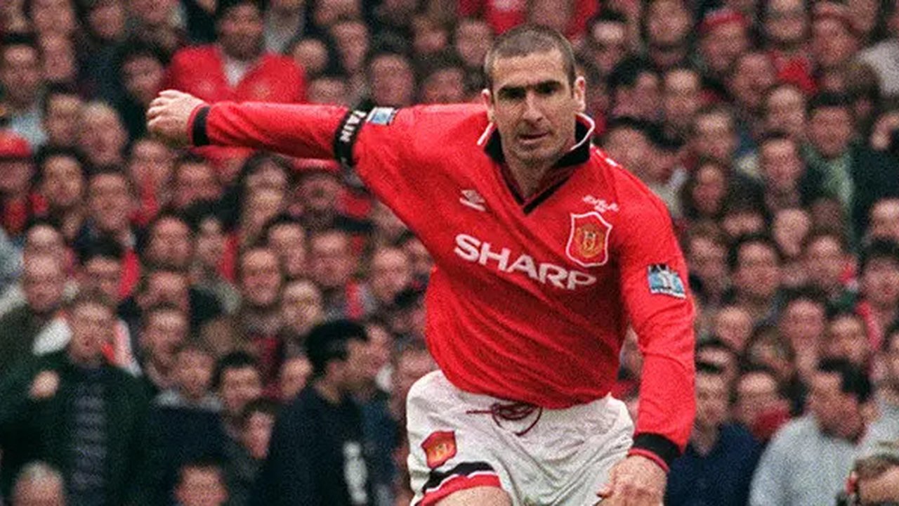 1. Eric Cantona (Manchester United) - Pemain asal Prancis ini bergabung dengan Manchester United pada akhir 1992. Eric Cantona menjadi salah satu pengguna nomor tujuh yang sukses di Mancheste