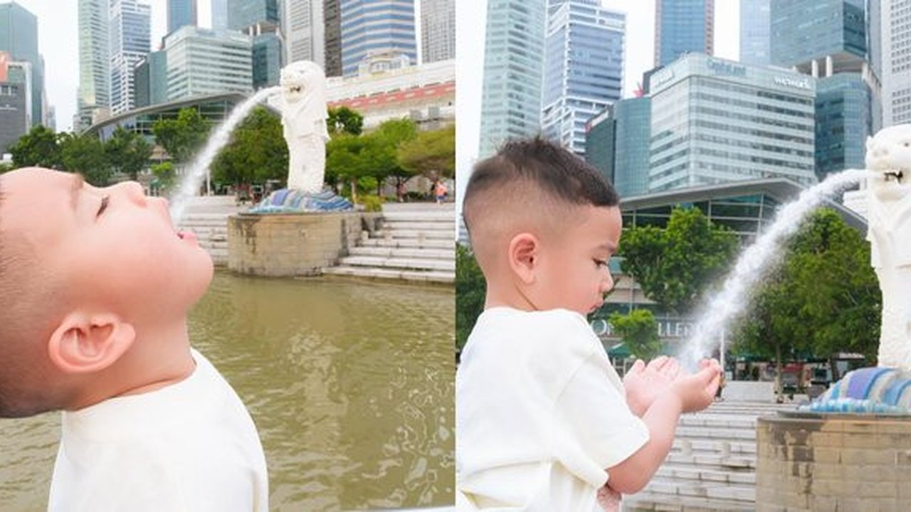 Potret Rayyanza Berpose Lucu di Depan Patung Merlion, Netizen: Wudhu Aja Nyampe Singapore