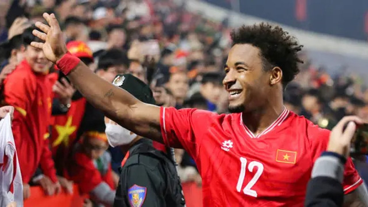 Nguyen Xuan Son setelah pertandingan terakhir penyisihan Grup B Piala AFF 2025 melawan Myanmar di Stadion Viet Tri, Phu Tho, Sabtu (21-12-2024). Pemain naturalisasi itu mencetak empat gol