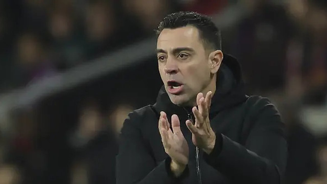 Setelah pembicaraan lebih lanjut dengan petinggi Barcelona, Xavi memutuskan pada 25 April 2024 untuk bertahan hingga masa kerjanya berakhir. (LLUIS GENE / AFP)
