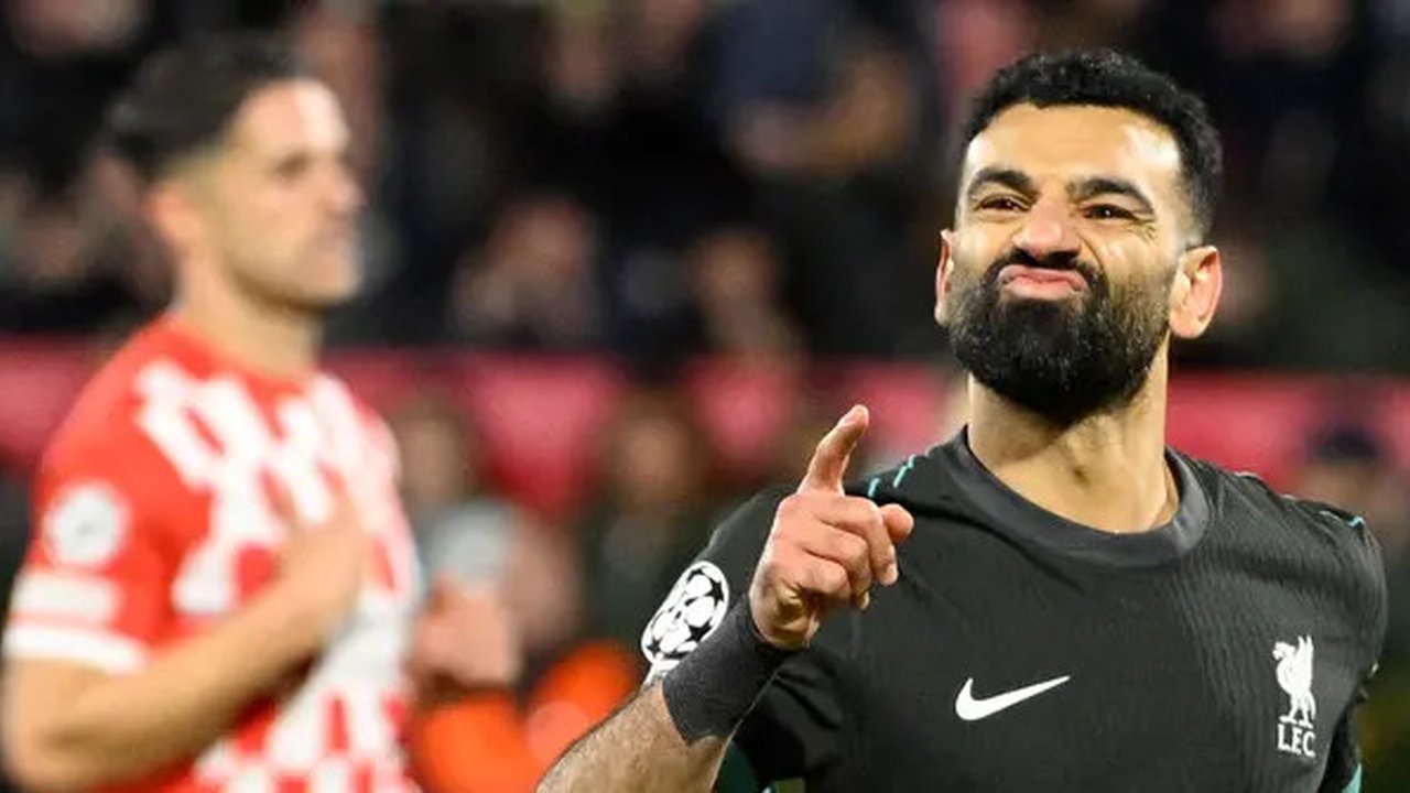 Penyerang Liverpool, Mohamed Salah merayakan golnya saat pertandingan matchday 6 Liga Champions 2024/2025 melawan Girona FC di stadion Montilivi, Girona pada Selasa 10 Desember 2024 waktu set