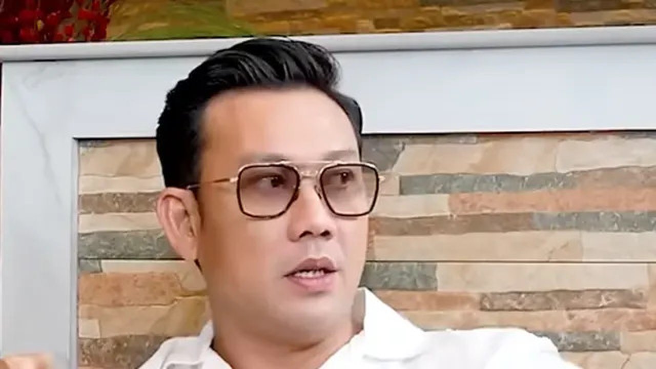 Mengawali 2025, Denny Sumargo mengklarifikasi rekaman suaranya dengan Farhat Abbas yang bocor, membahas konflik donasi Agus Salim dan Novi. (Foto: Dok. YouTube Curhat Bang Denny Sumargo)