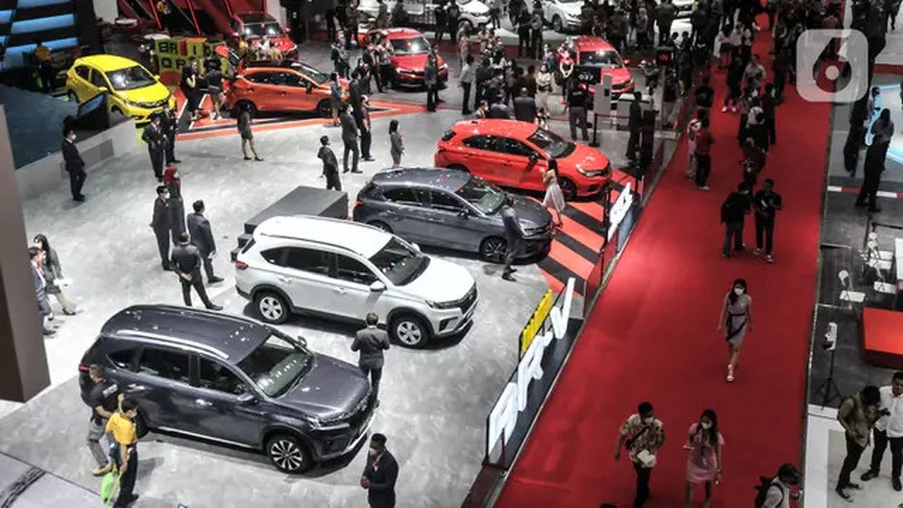 Pengunjung menghadiri pembukaan pameran Indonesia International Motor Show (IIMS) 2023 di Jiexpo Kemayoran, Jakarta, Kamis (16/2/2023). IIMS 2023 yang berlangsung pada 16-26 Februari menghadi