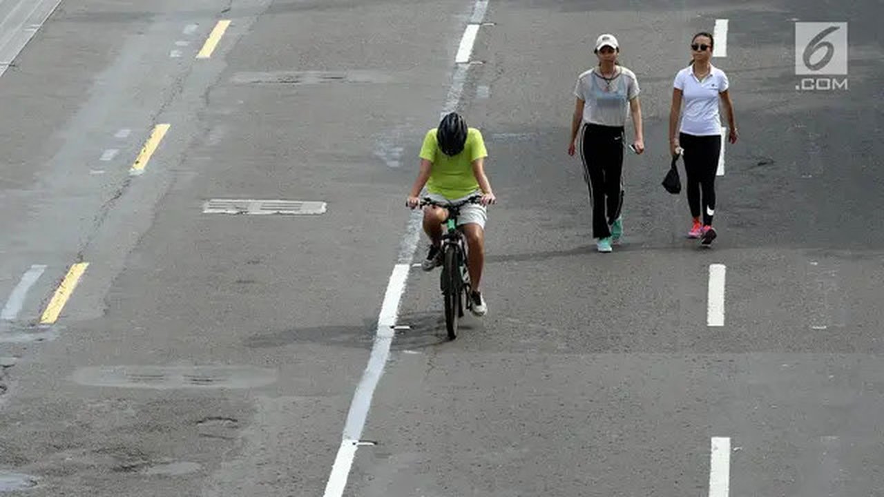 Warga memanfaat waktu berolahraga saat berlangsungnya Car Free Day di sepanjang jalan Sudirman - Thamrin, Jakarta, Minggu (28/5). (Liputan6.com/Johan Tallo)