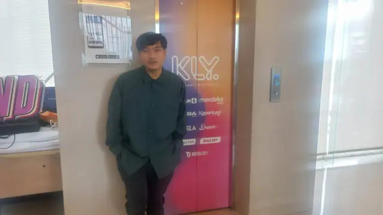 Penyanyi Albert Tanabe saat berkunjung ke kantor Liputan6.com di Gedung KLY, Jakarta Pusat, Senin (30/12/2024). (Foto: Ruly Riantrisnanto)