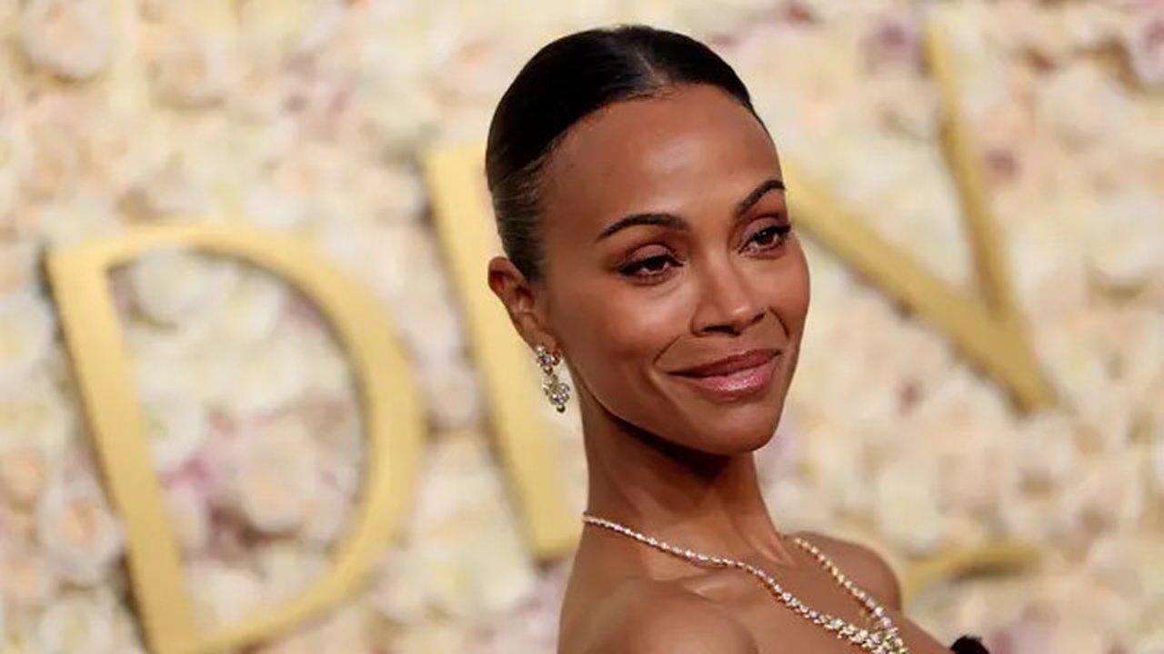 Zoe Saldana dalam Golden Globes 2025. (Etienne Laurent / AFP)