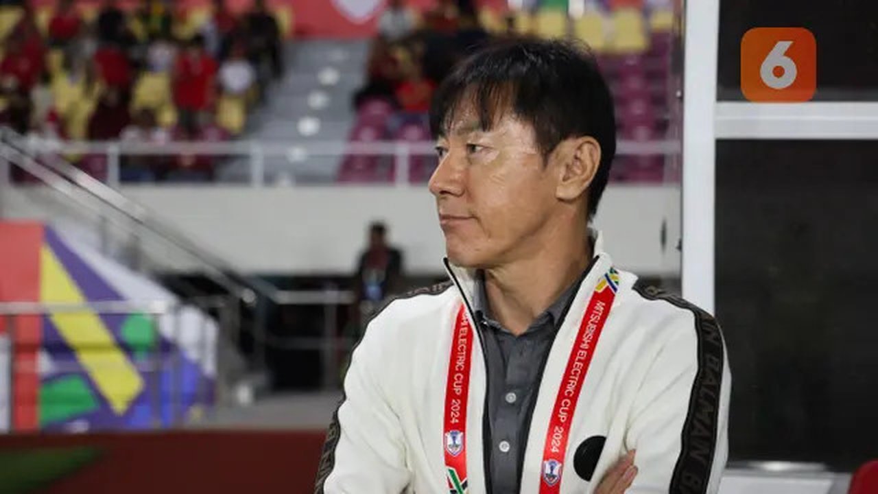 Pelatih Timnas Indonesia, Shin Tae-yong saat laga Grup B Piala AFF 2024 melawan Filipina yang berlangsung di Stadion Manahan, Solo, Jawa Tengah, Sabtu (21/12/2024). (Bola.com/Abdul Az