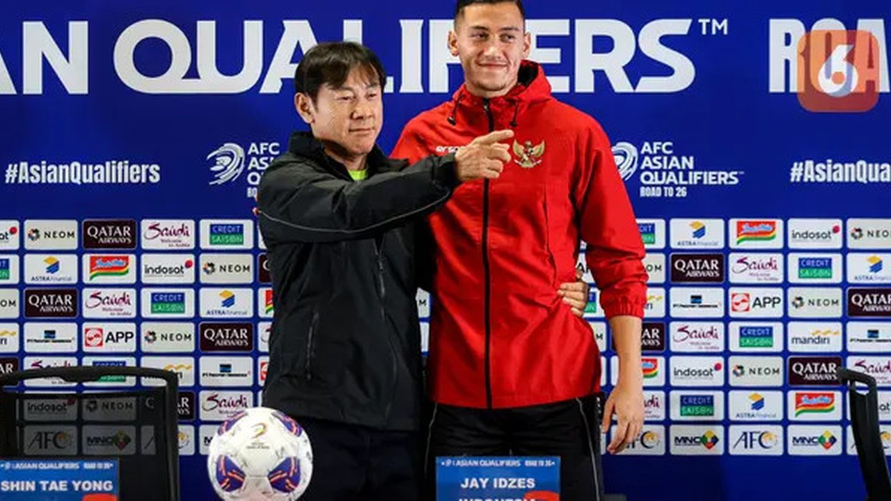 Pelatih Timnas Indonesia, Shin Tae-yong (kiri) menunjuk penerjemahnya Jeong Seok-seo atau Jeje untuk berfoto bersama dengan Jay Idzes saat konferensi pers menjelang laga lanjutan putaran k