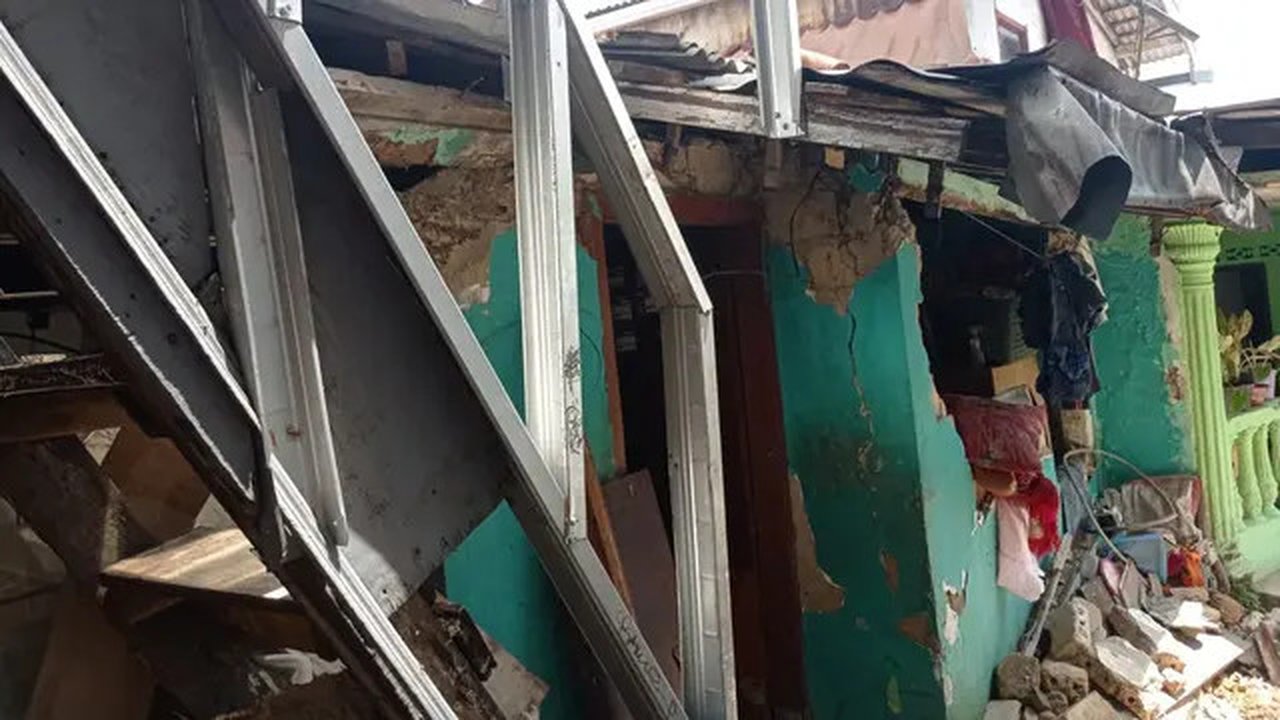 Satu rumah rusak parah akibat ledakan tabung gas 3 kilogram di Jalan Ahmad Yani, Kecamatan Tanah Sareal, Kota Bogor, Senin (6/1/2025). (Liputan6.com/Achmad Sudarno).