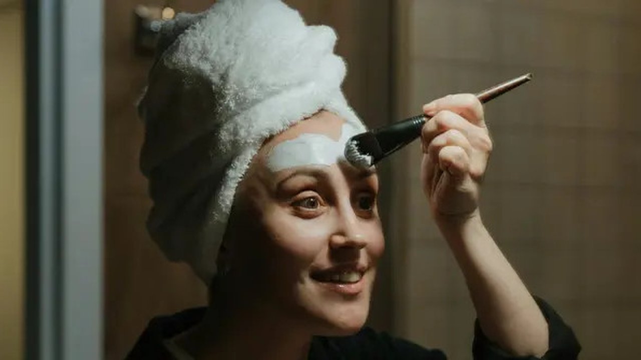 Ilustrasi memakai skincare malam. (Copyright Pexels/cottonbro studio)