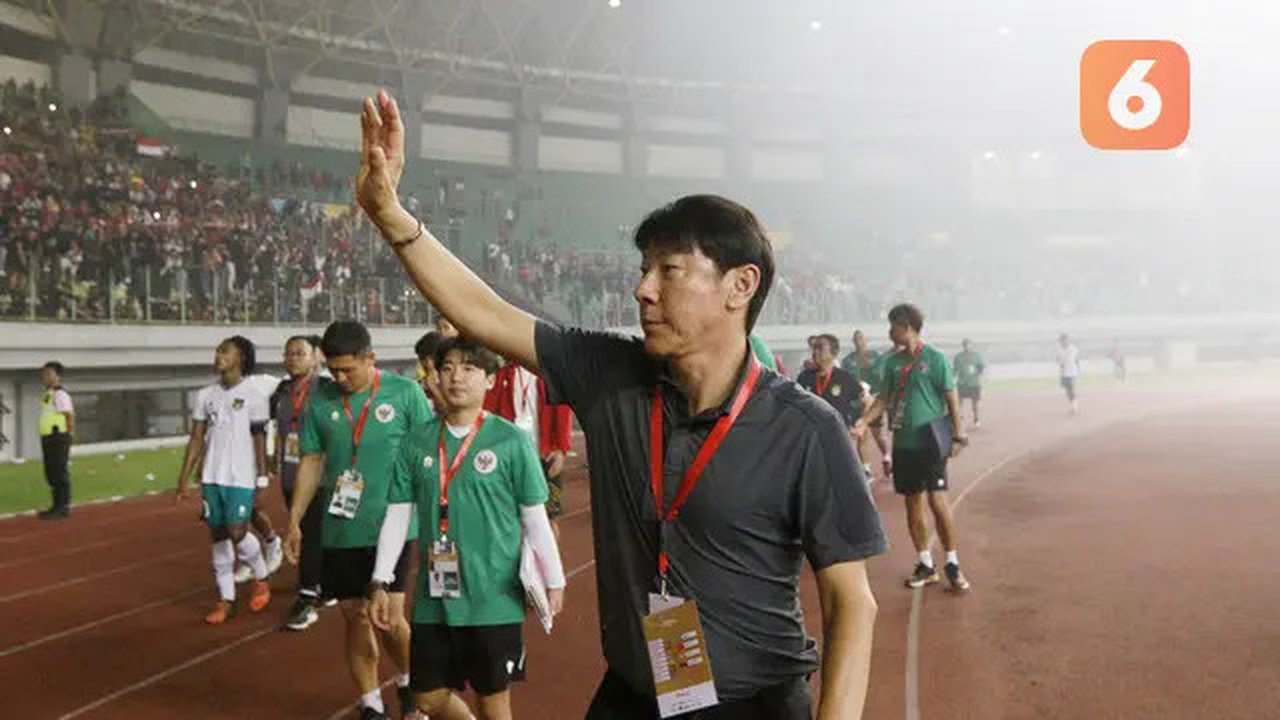 Tak lupa Shin Tae-yong serta asisten pelatih Timnas Indonesia U-19 memberikan rasa terima kasih kepada suporter. (Bola.com/M Iqbal Ichsan)