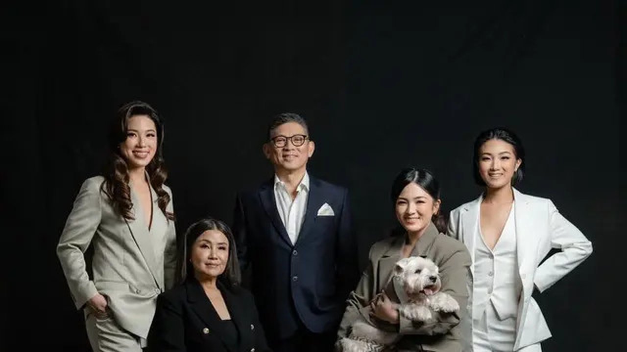 Potret Keluarga Tandra, Besan Hotman Paris (Sumber: Instagram/odeliatandra)