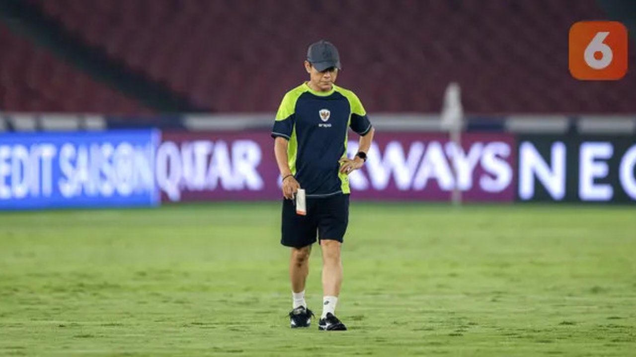 Pelatih Timnas Indonesia, Shin Tae-yong terlihat memeriksa kualitas rumput saat sesi latihan resmi menjelang laga lanjutan putaran Grup C Kualifikasi Piala Dunia 2026 melawan Jepang di Sta