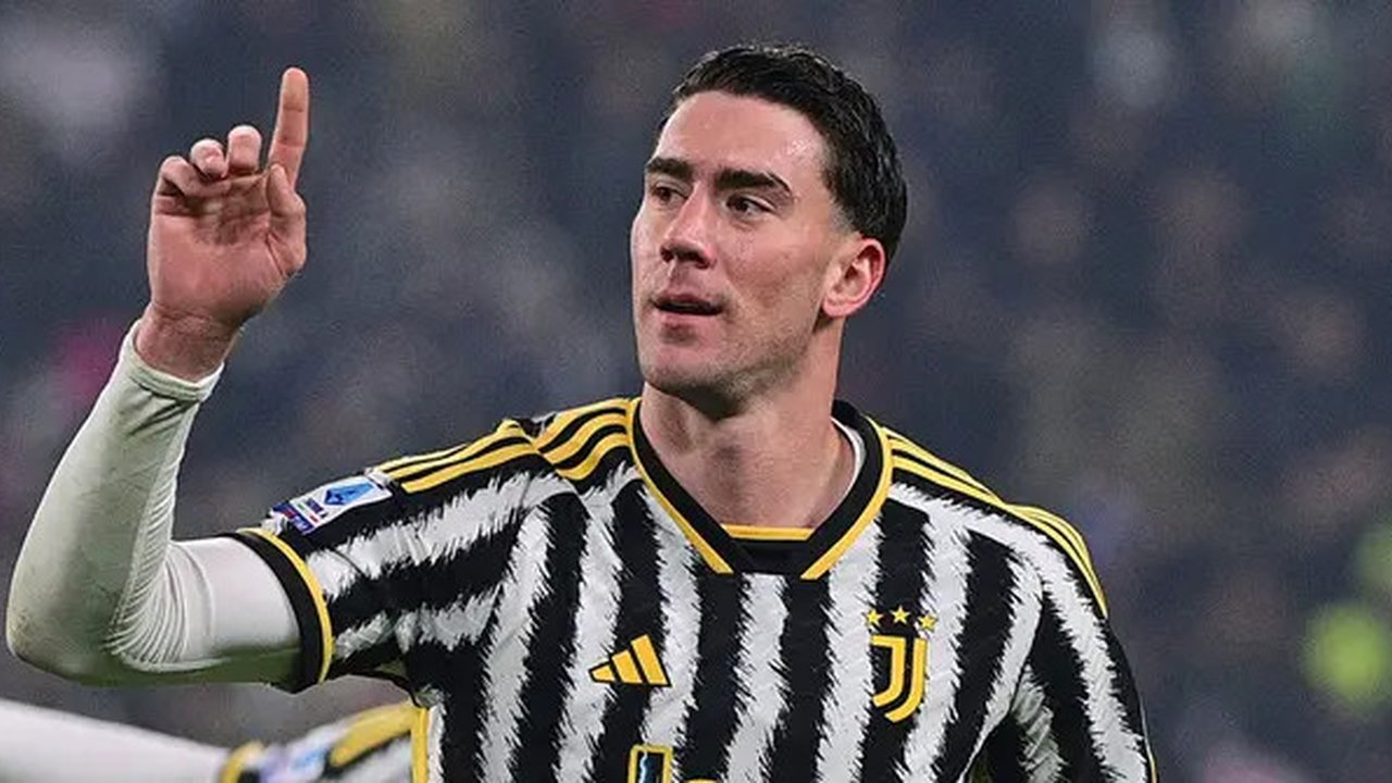 Pemain Juventus Dusan Vlahovic melakukan selebrasi usai mencetak gol ke gawang Sassuolo pada pertandingan sepak bola Serie A Liga Italia di Turin, Italia, Selasa (16/1/2024). Juventus menang