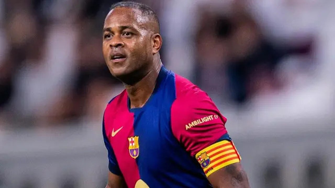 Patrick Kluivert saat memperkuat Barca Legends dalam laga melawan Real Madrid Leyendas di Khalifa International Stadium, Qatar pada 28 November 2024 (Instagram/patrickkluivert9)