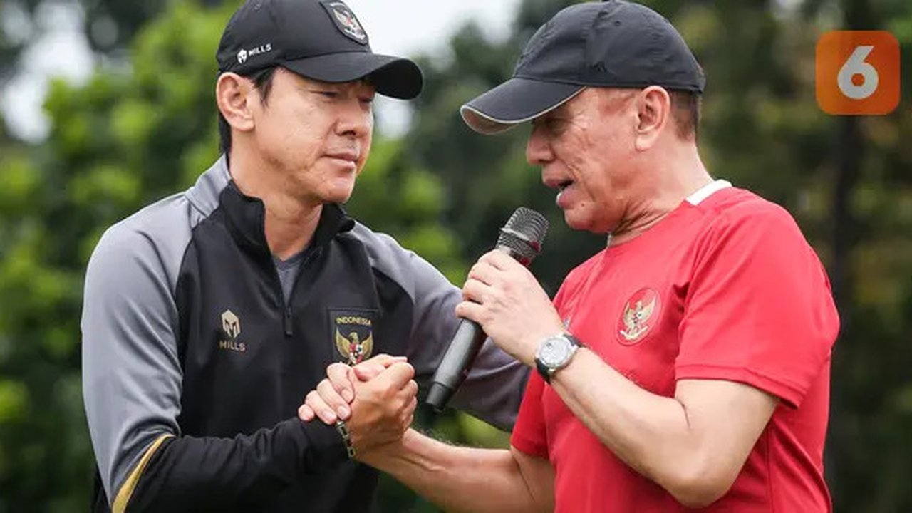 Ketua Umum PSSI, Mochamad Iriawan bersalaman dengan pelatih Timnas Indonesia U-20, Shin Tae-yong saat latihan terpusat untuk Piala Asia U-20 2023 yang berlangsung di Lapangan A, Kompleks S