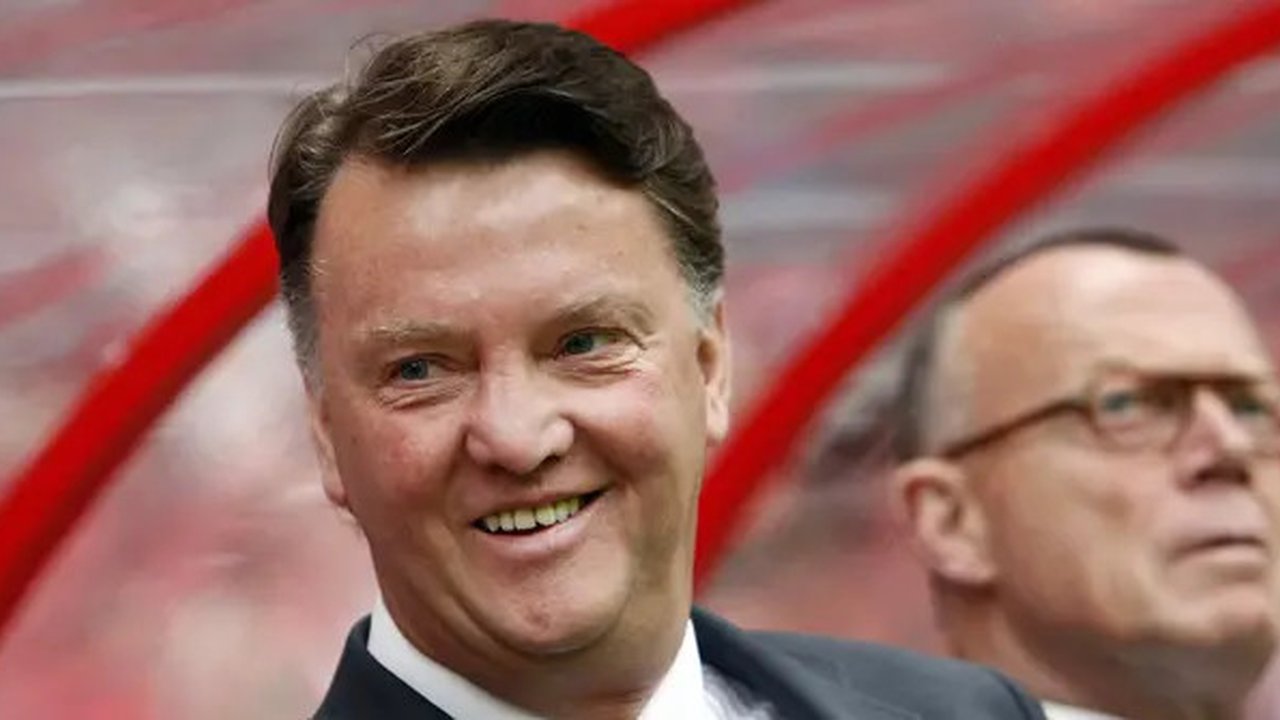 Louis van Gaal. Pelatih berusia 68 tahun yang kini menangani Timnas Belanda sejak Agustus 2021 ini merupakan pelatih keempat asal Belanda yang mampu meraih trofi Liga Champions. Ia meraihnya