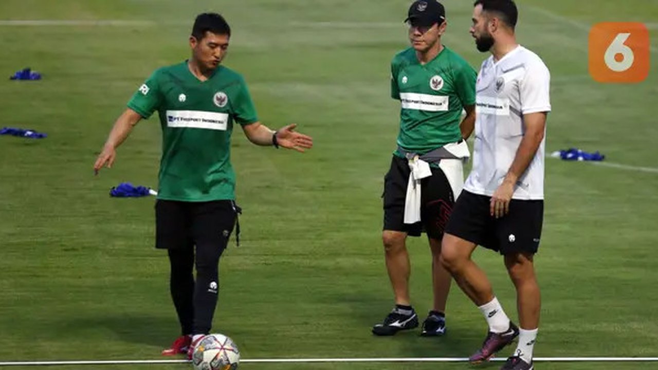 Pemain Timnas Indonesia, Jordi Amat (kanan) dan pelatih Shin Tae-yong saat menjalani sesi latihan di Lapangan A Gelora Bung Karno (GBK), Senayan, Jakarta Pusat, Kamis (15/6/2023) sore WIB.