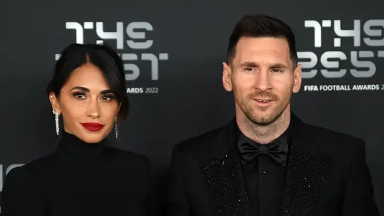 Pemain Paris Saint-Germain asal Argentina, Lionel Messi (kanan) dan istrinya Antonela Roccuzzo berpose setibanya pada acara The Best FIFA Football Awards 2022 di Paris, Prancis, 27 Februari 2