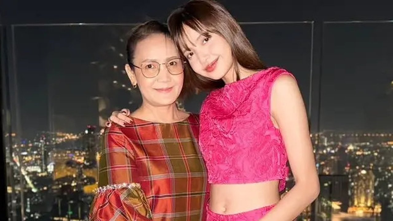Lisa Blackpink Rayakan Tahun Baru Bersama Keluarga di Thailand. [@chitthipbruschweiler]