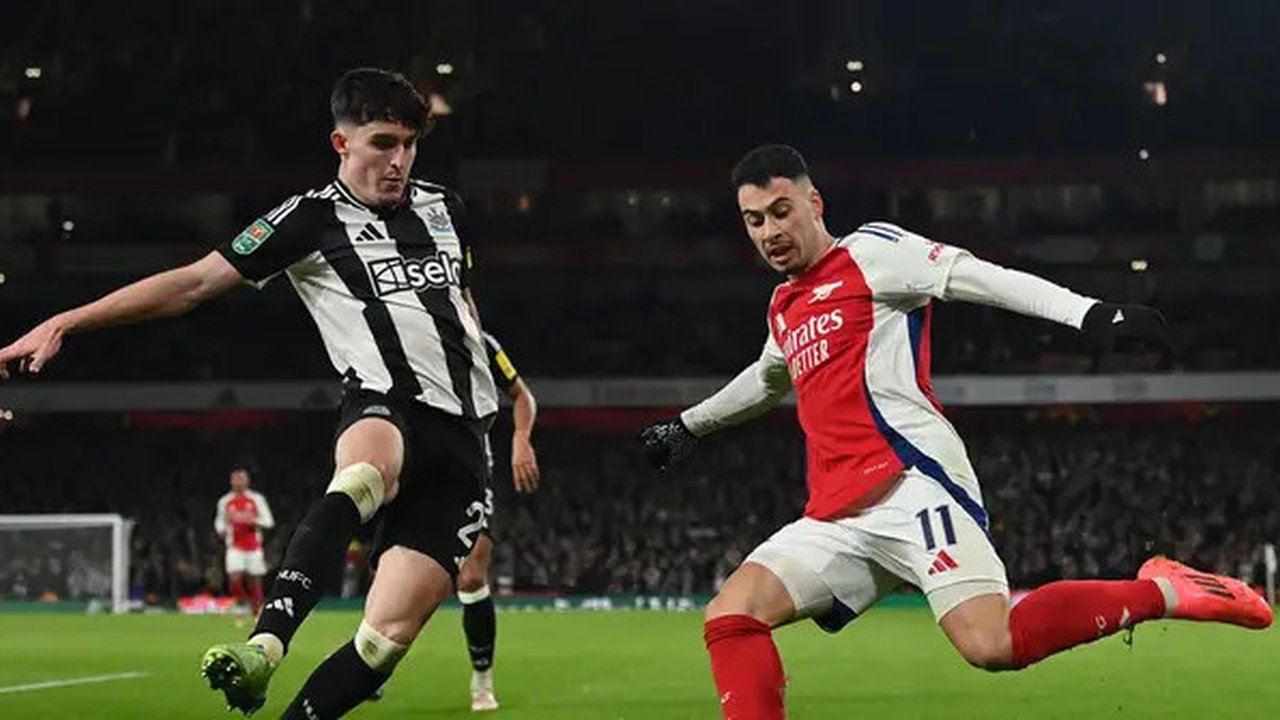 Bek Newcastle United asal Inggris Valentino Livramento (Kiri) menahan umpan silang gelandang Arsenal asal Brasil Gabriel Martinelli selama pertandingan sepak bola leg pertama semifinal Pia