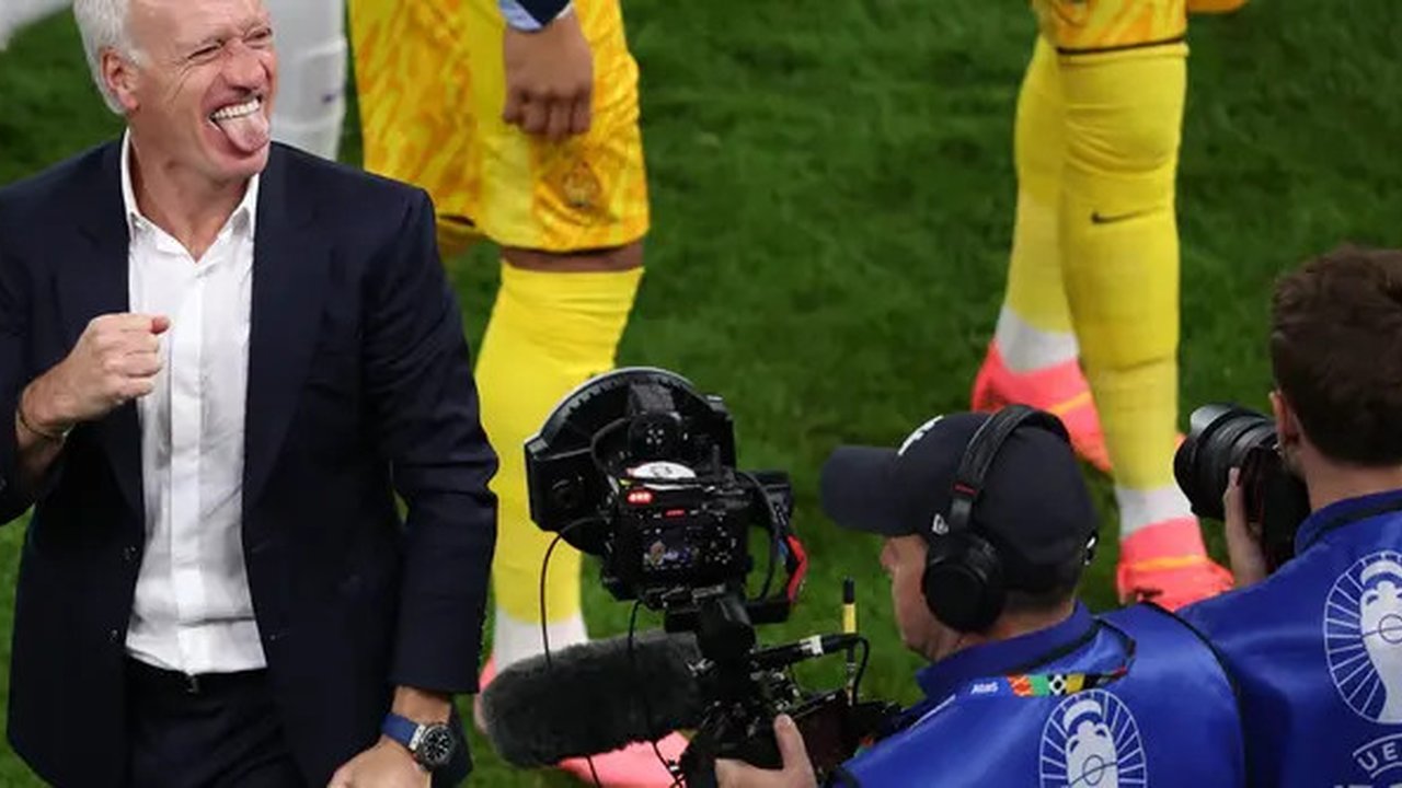 Pelatih Prancis, Didier Deschamps, merayakan kemenangan atas Portugal dalam laga 8 besar yang digelar di Volksparkstadion, Hamburg pada Sabtu (6/7/2024). (AFP/Ronny Hartmann)
