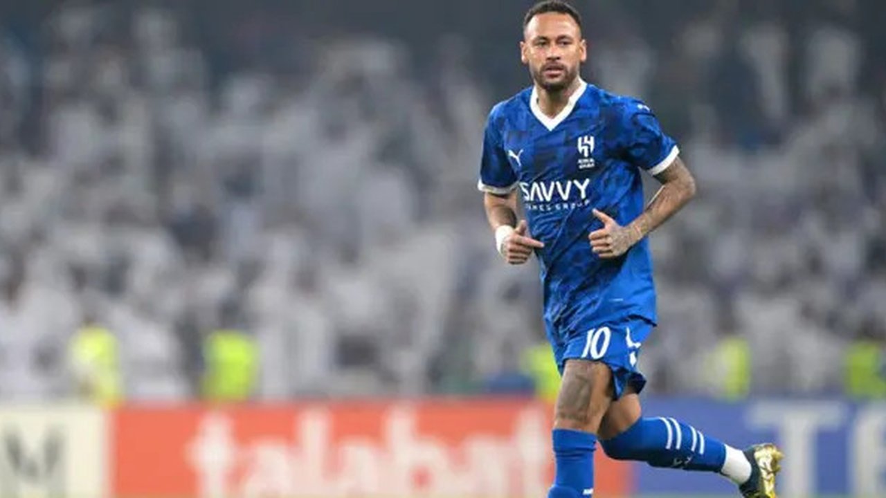 Pemain depan Brasil #10, Neymar, berlari di lapangan selama pertandingan Grup B Liga Champions AFC antara Al-Ain dari UEA dan Al-Hilal dari Saudi di Stadion Hazza bin Zayed di al-Ain pada