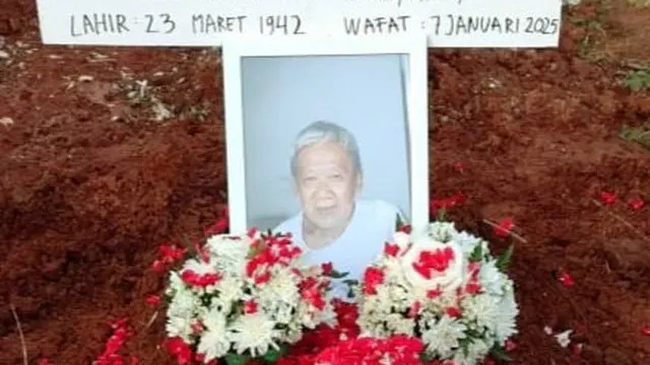 Sutradara senior Bobby Sandy meninggal dunia dalam tidur di rumahnya, Bekasi, Jawa Barat. Ia dimakamkan di TPU Pedurenan, Bekasi, 7 Januari 2025. (Foto: Koleksi Pribadi Yan Widjaya)