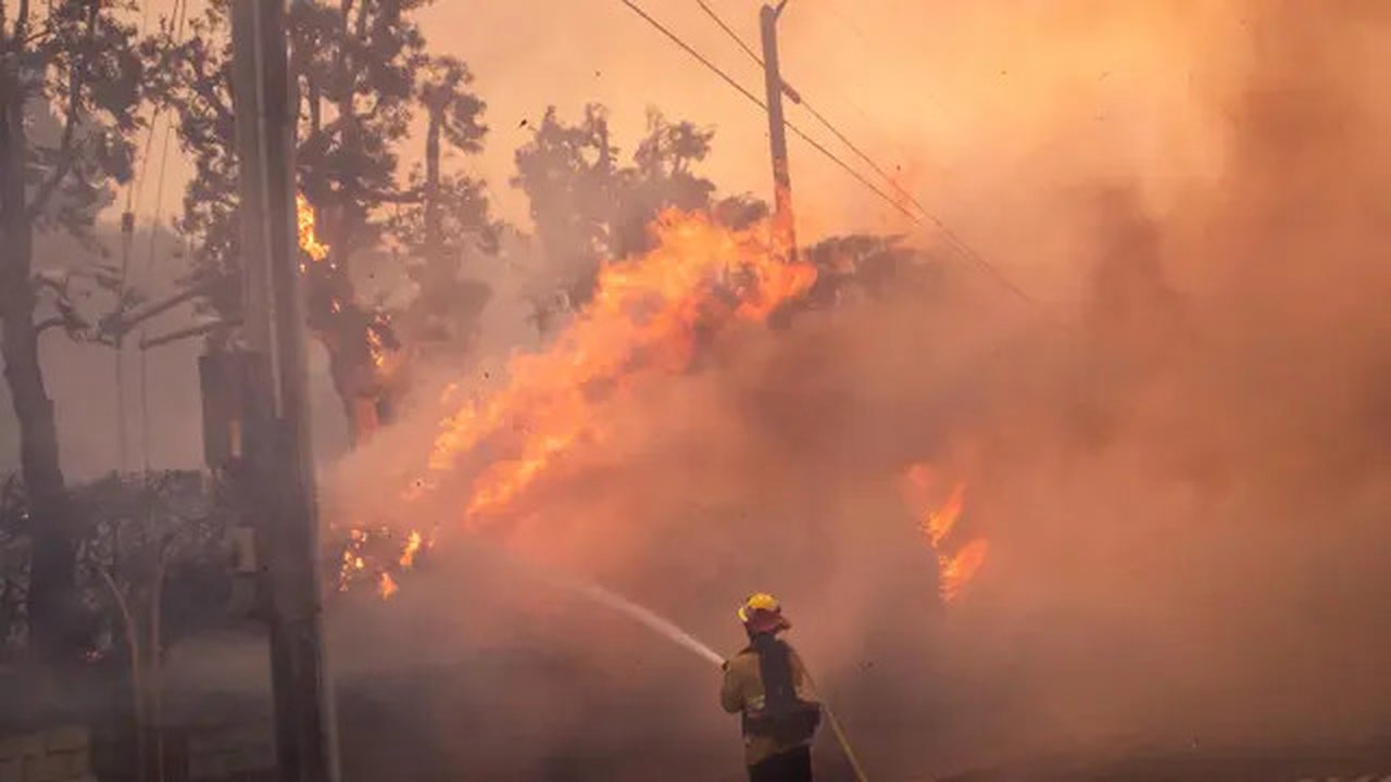 Kepala Pemadam Kebakaran Los Angeles Kristin Crowley menyebut hampir 26.000 orang dari lebih 10.000 rumah tangga dan 13.000 bangunan terancam kebakaran. (Apu Gomes/Getty Images North America/
