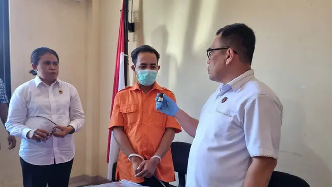 Tersangka PFKS alias Kung (34), guru cabul saat diamankan di Polda NTT. (Liputan6.com/ Ola Keda)