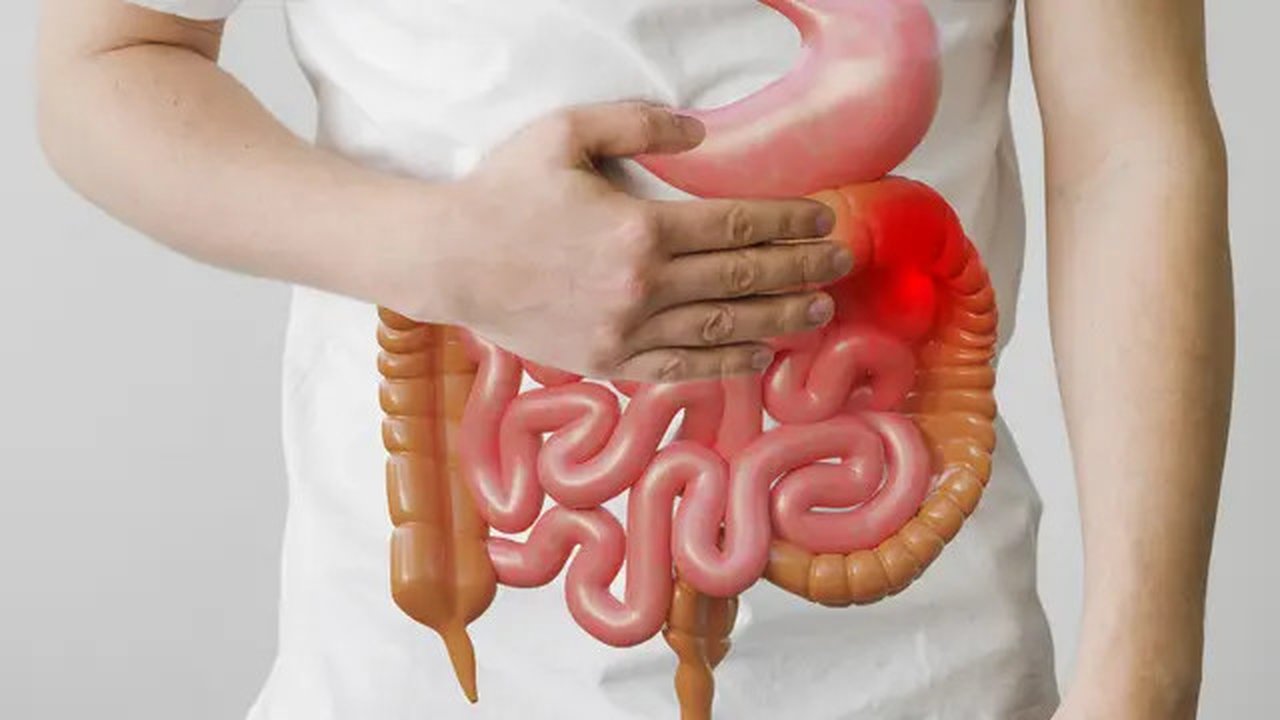 waspada gejala-gejala kecil yang bisa jadi tanda terkena kanker usus besar. (Foto: Freepik/freepik)